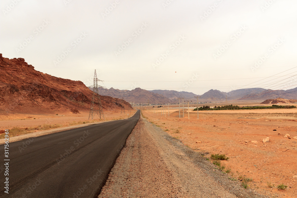 约旦Wadi Rum和山脉全景街到沙漠