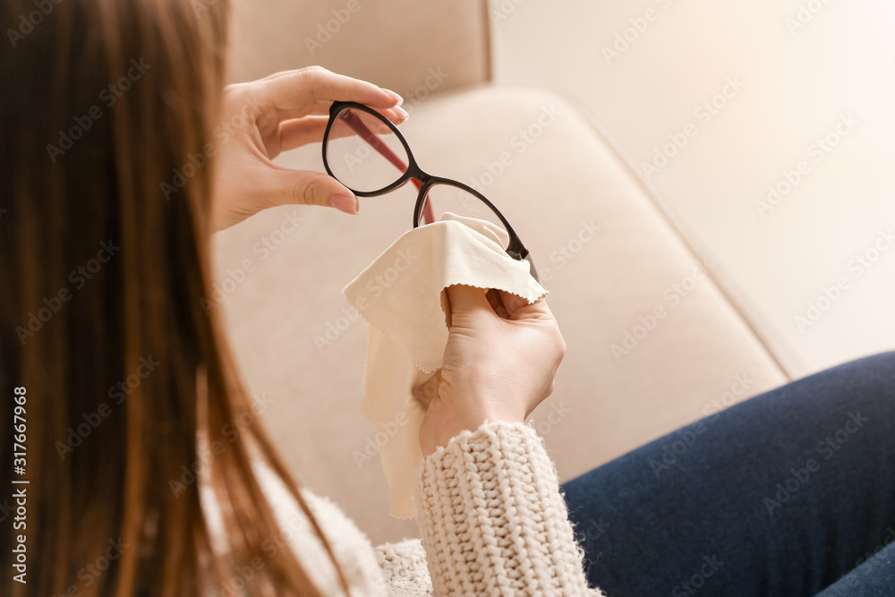 年轻女子在家擦眼镜，特写镜头