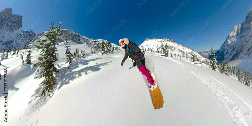 SELFIE：活跃的女性通过滑雪之旅享受阳光明媚的冬日