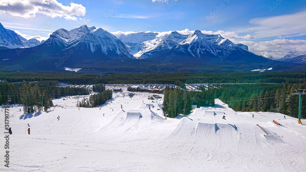 班夫滑雪场一个很棒的单板滑雪公园的壮观景色。