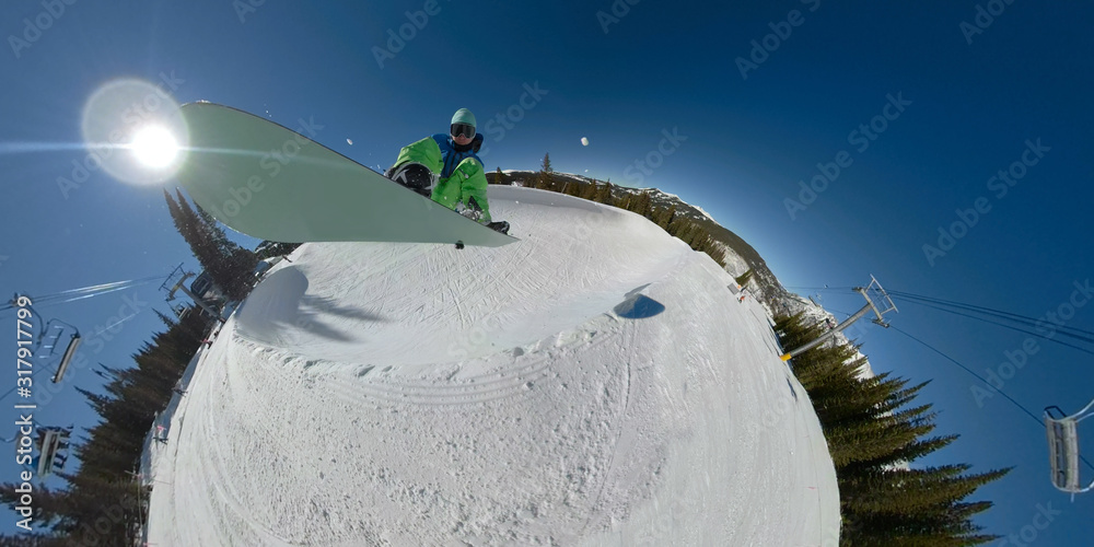 SELFIE：职业男子单板滑雪运动员在半管滑雪时捕捉到了巨大的空气