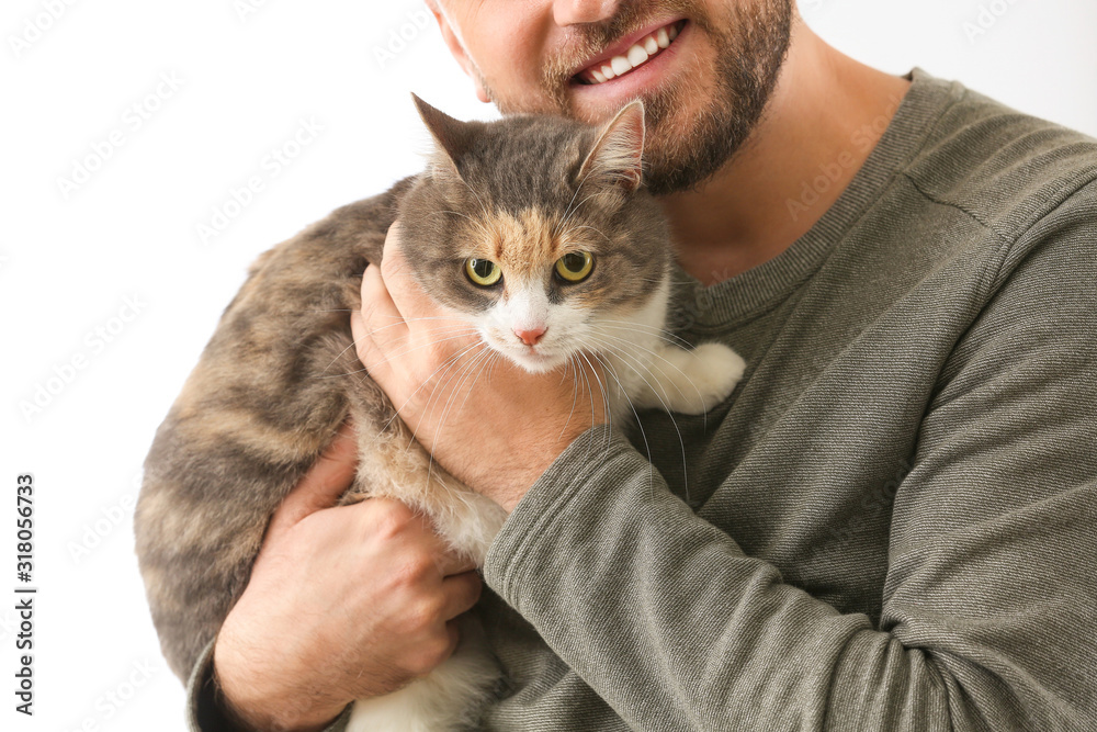 家里养着可爱猫的男人