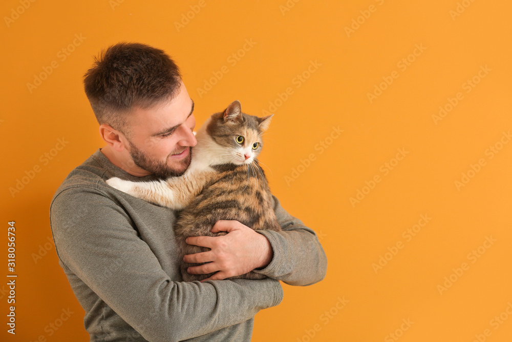 彩色背景上有可爱猫的男人