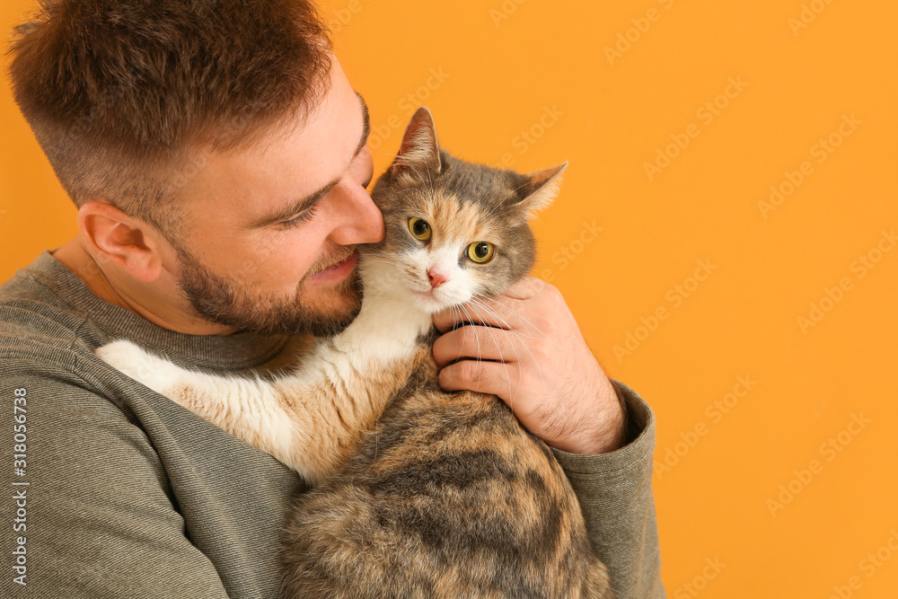 彩色背景上有可爱猫的男人