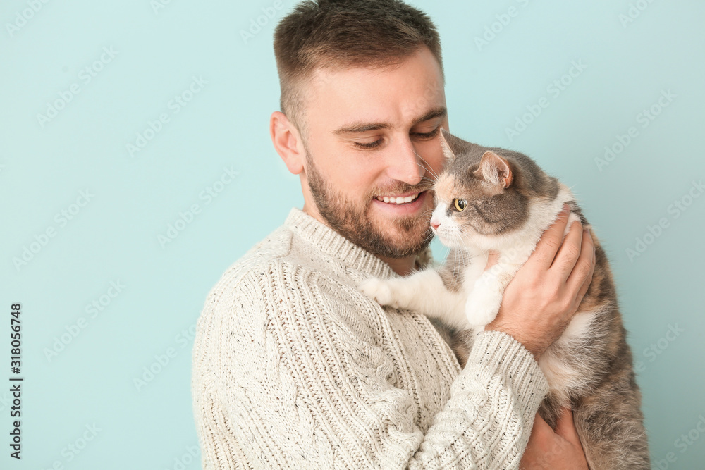 彩色背景上有可爱猫的男人