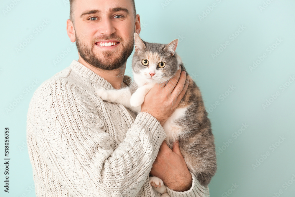 彩色背景上有可爱猫的男人