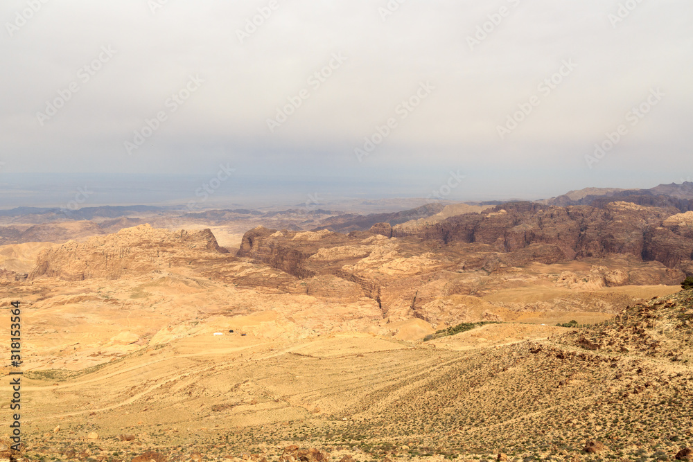 约旦阿拉巴山谷沙漠全景图