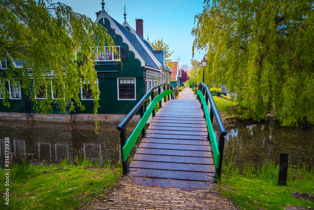 荷兰Zaanse Schans村的荷兰农村房屋和桥梁