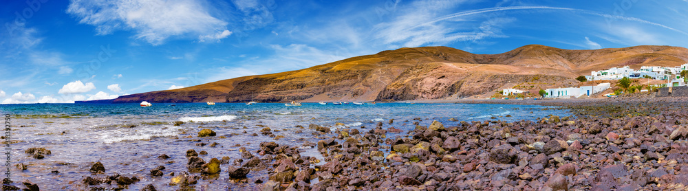 加那利岛和西班牙海滩。风景如画的兰萨罗特小渔村Playa Quemada