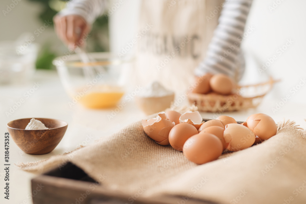 男人搅拌鸡蛋食物摄影食谱创意