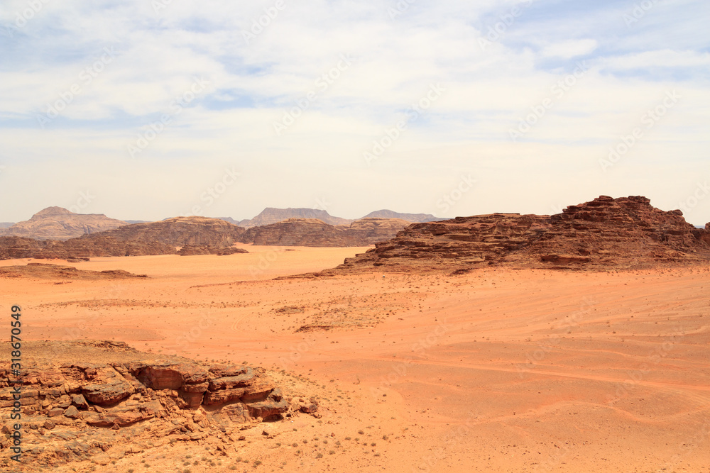 Wadi Rum沙漠全景，有沙丘、山脉和沙子，看起来像约旦的火星表面