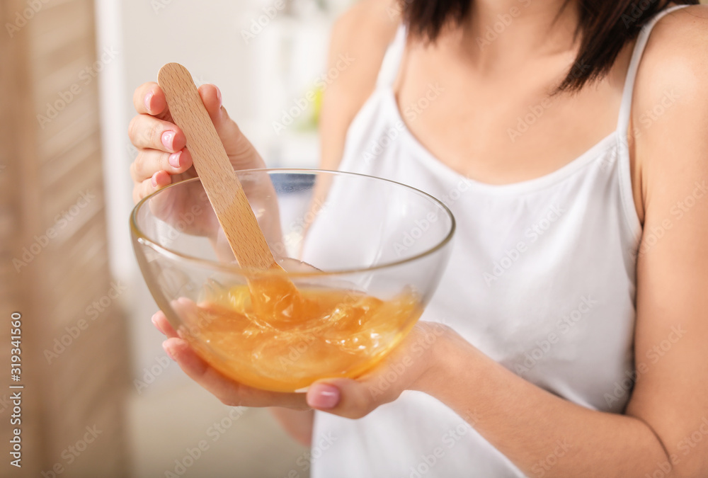 浴室里有糖霜的漂亮年轻女人，特写