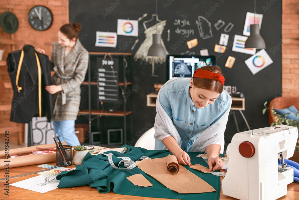 年轻女子在工作室缝制衣服