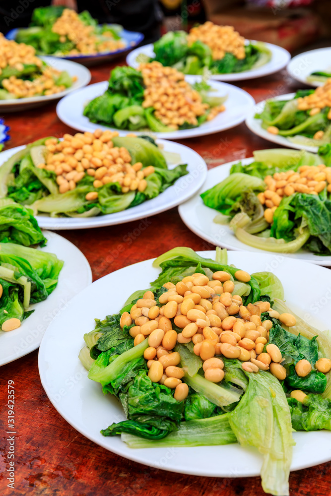 美味的生菜大豆冷盘。中国菜。