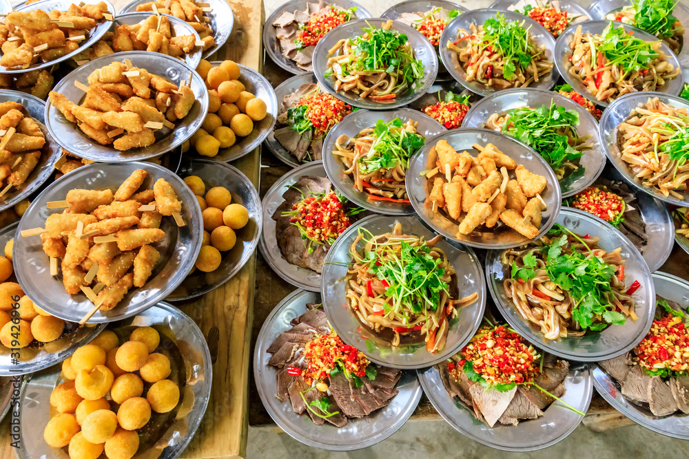 美味的猪耳朵零食和炸鸡串。中国菜。