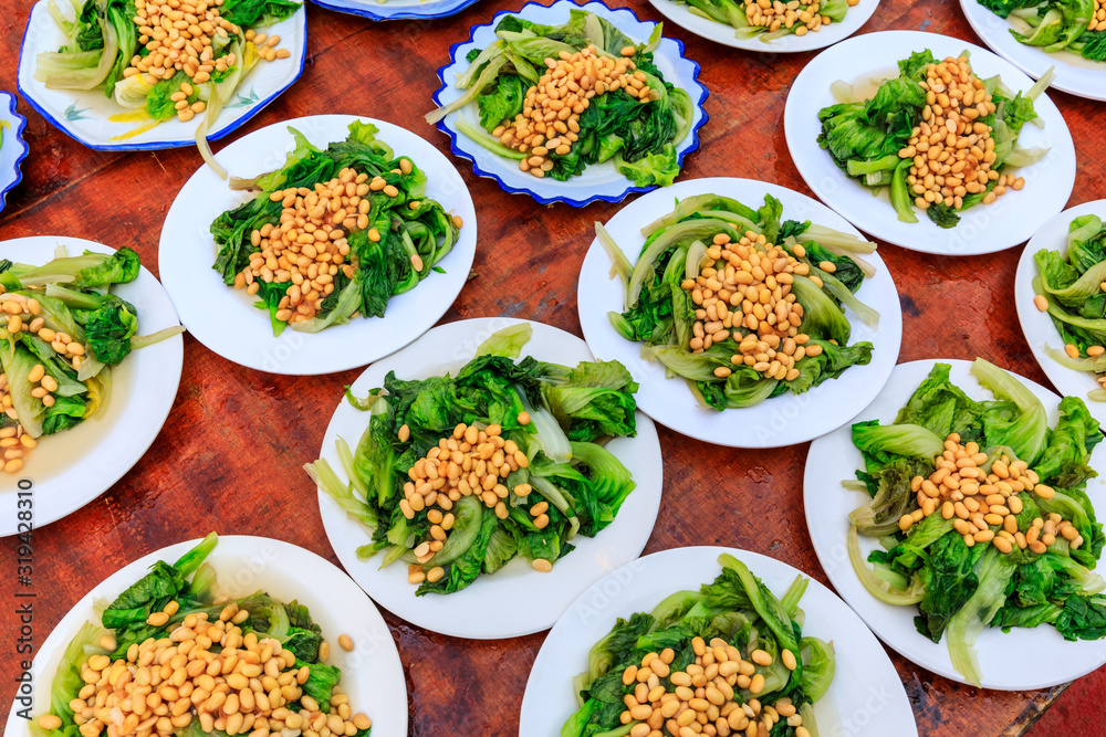 美味的生菜和大豆冷盘。中国菜。