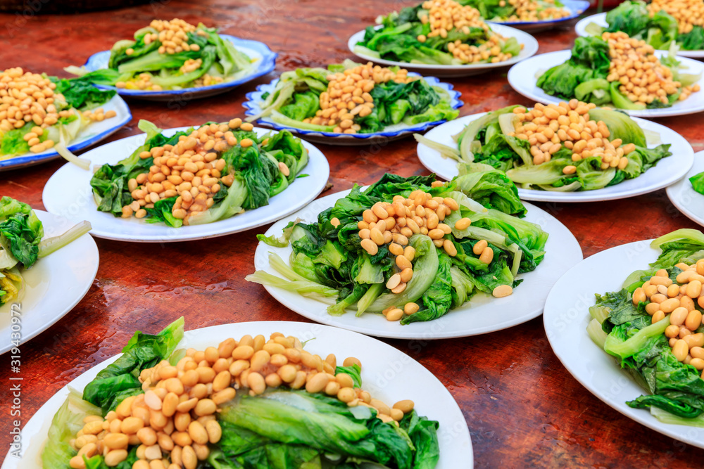 美味的生菜和大豆冷盘。中国菜。