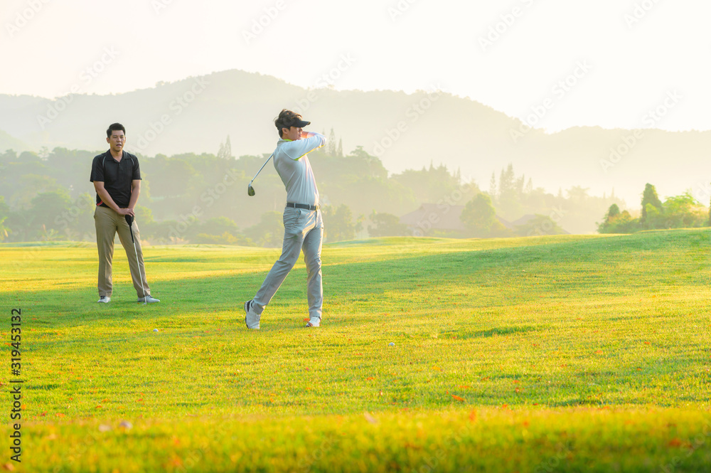 高尔夫球手在夏季挥杆横扫高尔夫球场