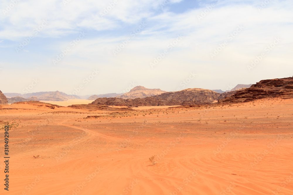 Wadi Rum沙漠全景，沙丘、山脉和沙子看起来像火星表面，约旦