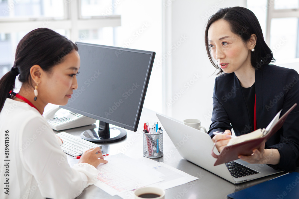 スケジュール確認をする女性マネージャーたち