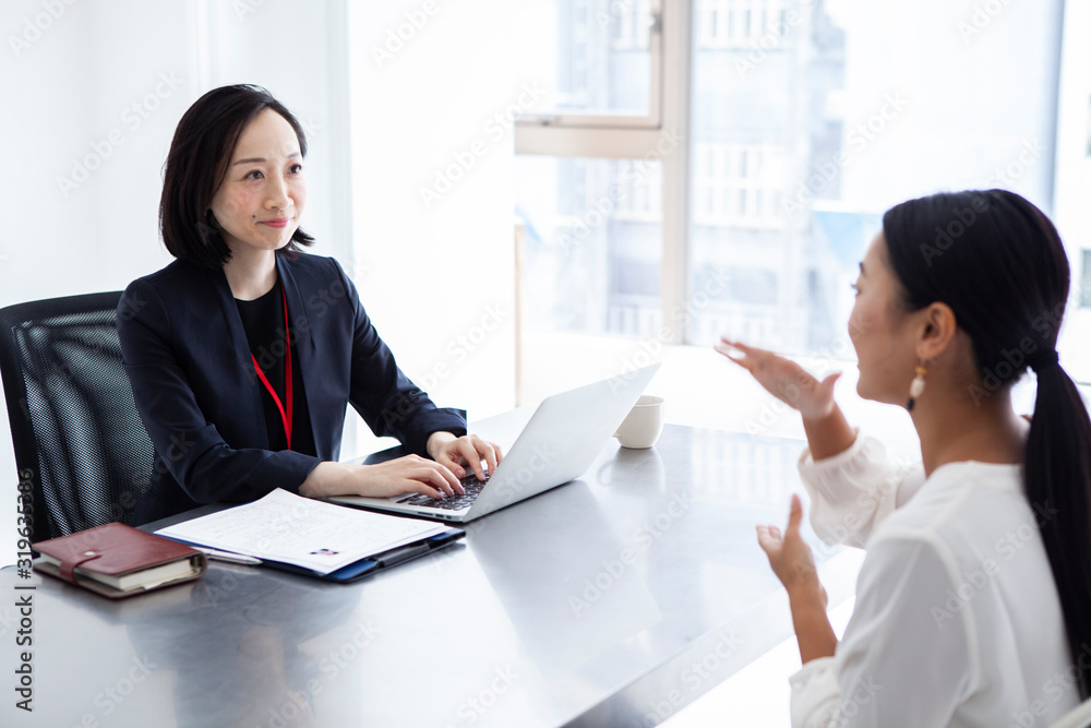 面接をする女性スタッフ