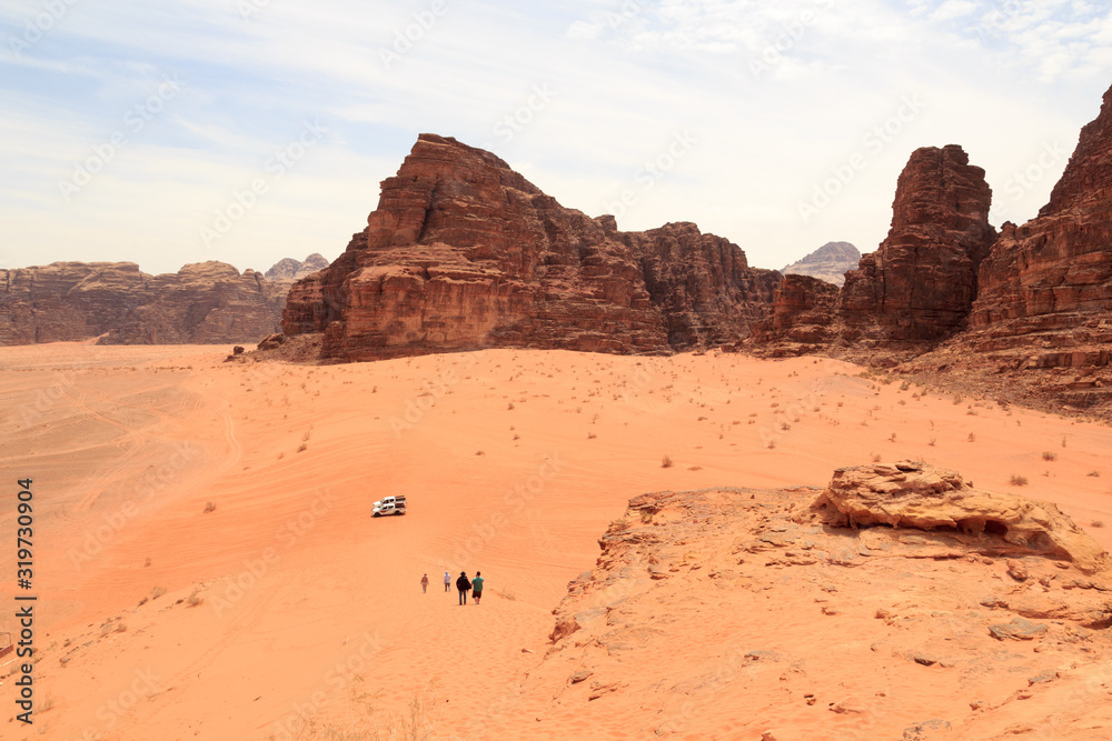 Wadi Rum沙漠全景，沙丘、山脉、游客和皮卡，约旦