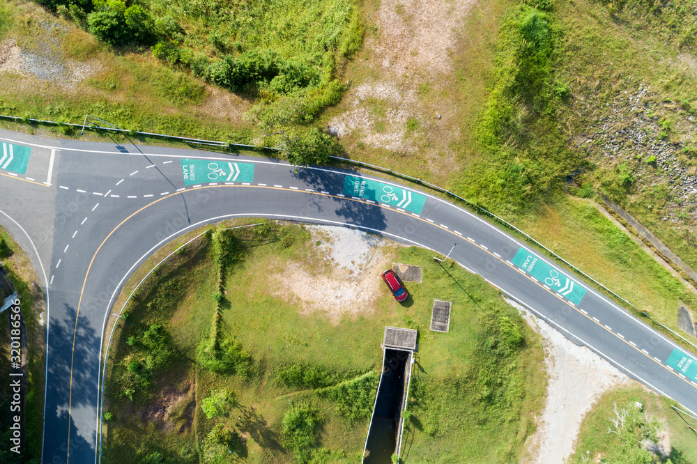 沥青路面和自行车道的无人机俯视图。