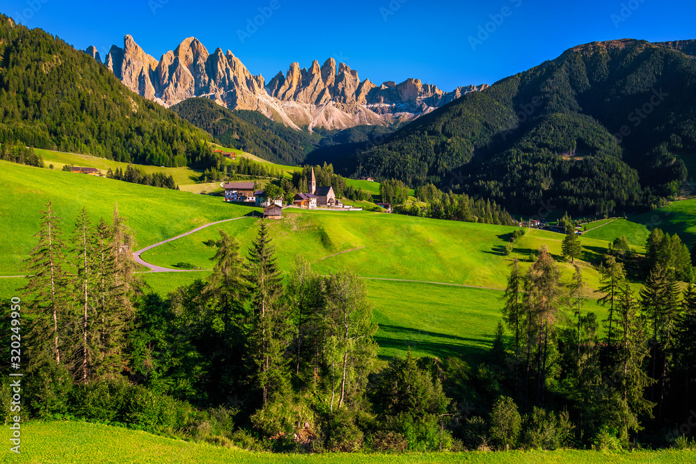 意大利多洛米蒂Santa Maddalena山村的夏季高山景观