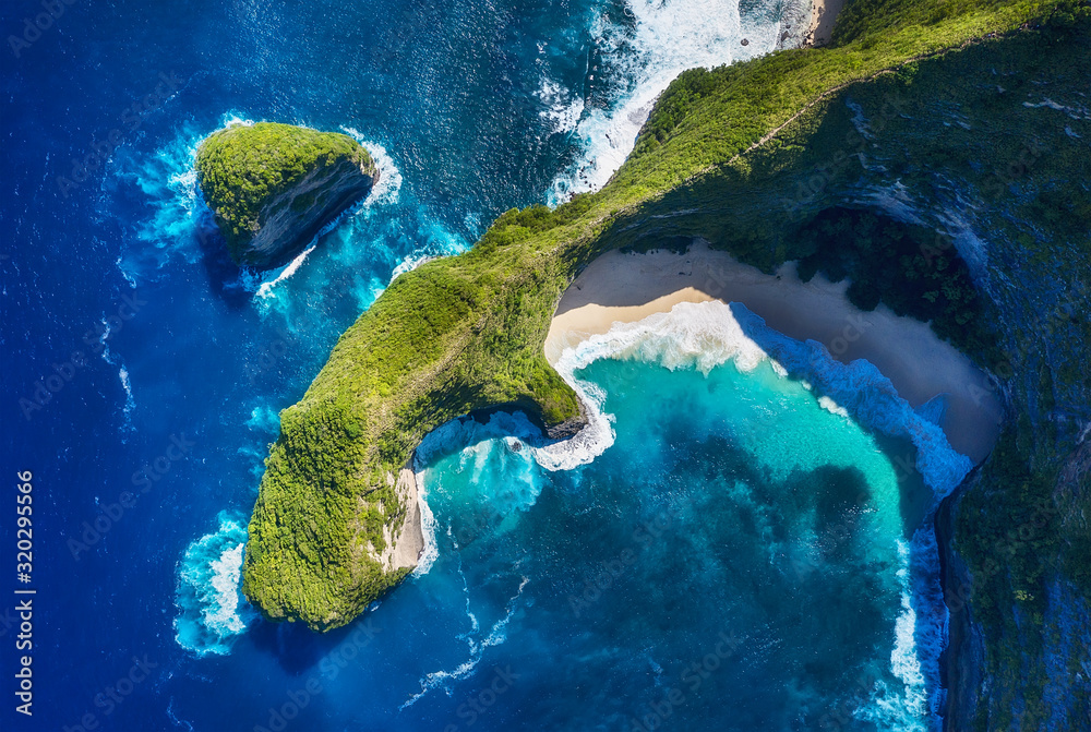 海景和海角的鸟瞰图。俯视图中的绿松石水背景。空中的夏季海景。凯尔