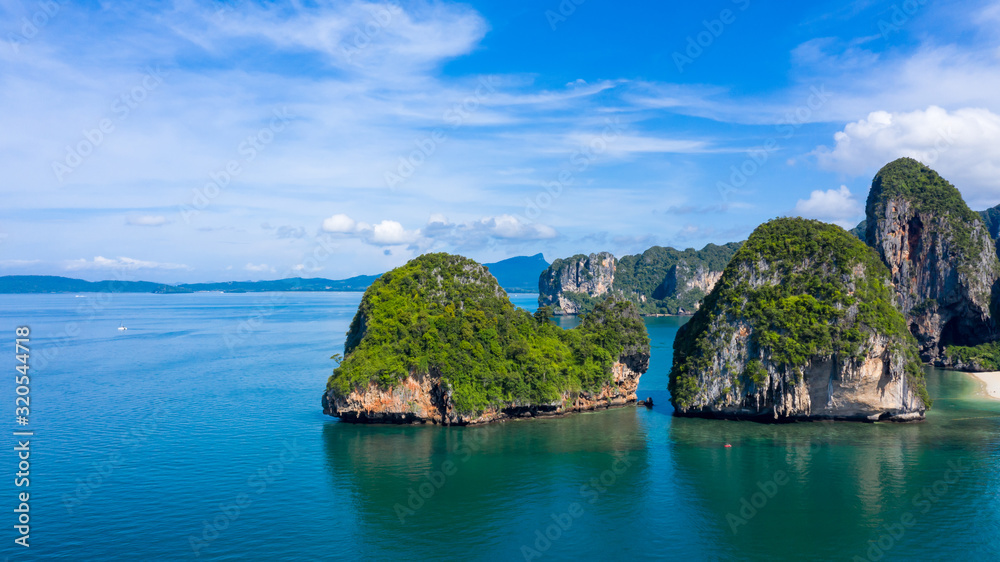 Railay Bay Ao Phra Nang海滩上的Phra Nanng洞穴海滩鸟瞰图，配有传统的长尾船。