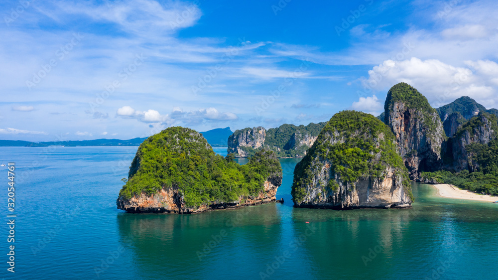 在拉雷湾的湄南湾海滩上，用传统的长尾船俯瞰湄南湾洞穴海滩。