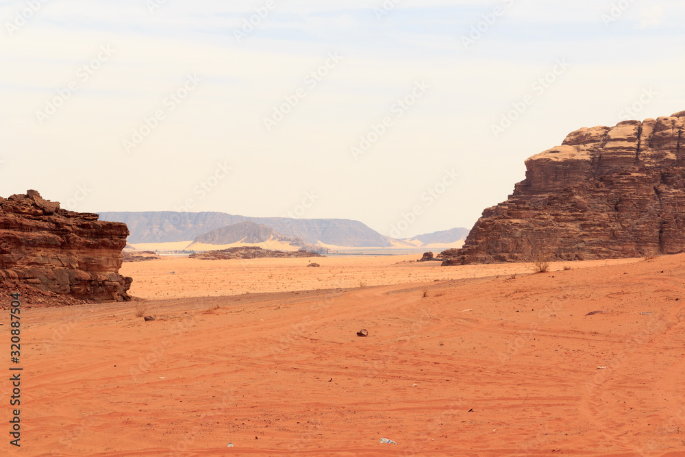 Wadi Rum沙漠全景，有沙丘、山脉和沙子，看起来像约旦的火星表面