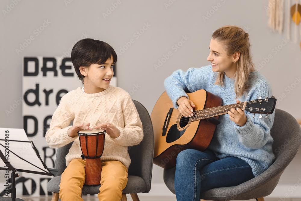 私人音乐老师在家给小男孩上课