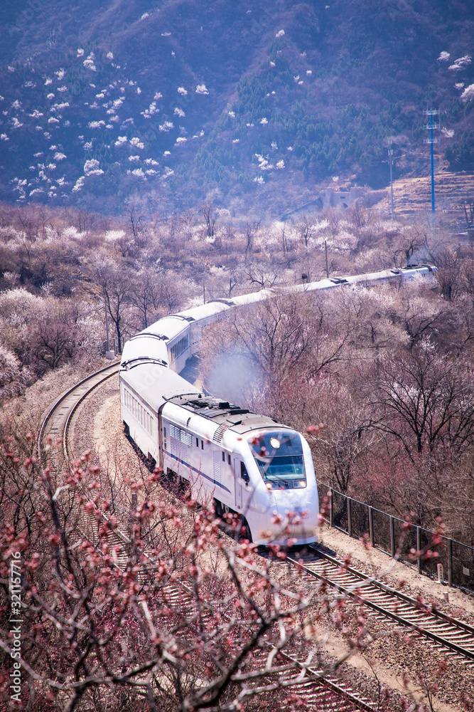 中国列车穿越北京居庸山