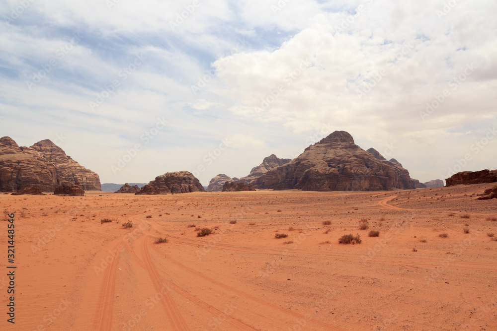 Wadi Rum沙漠全景，有沙丘、山脉和沙子，看起来像约旦的火星表面