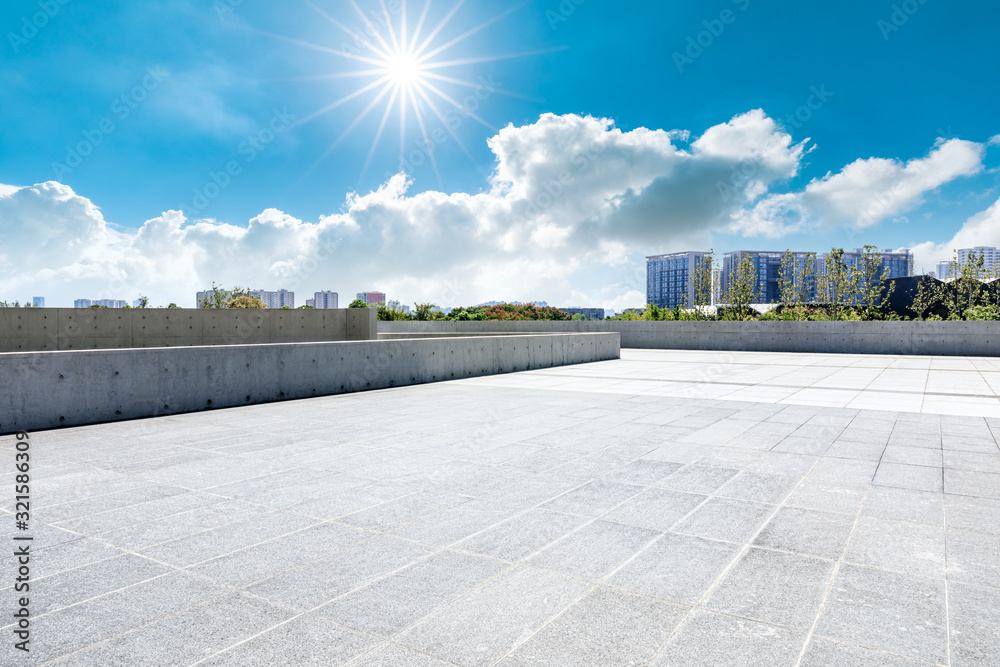 蓝天下的空广场和建筑