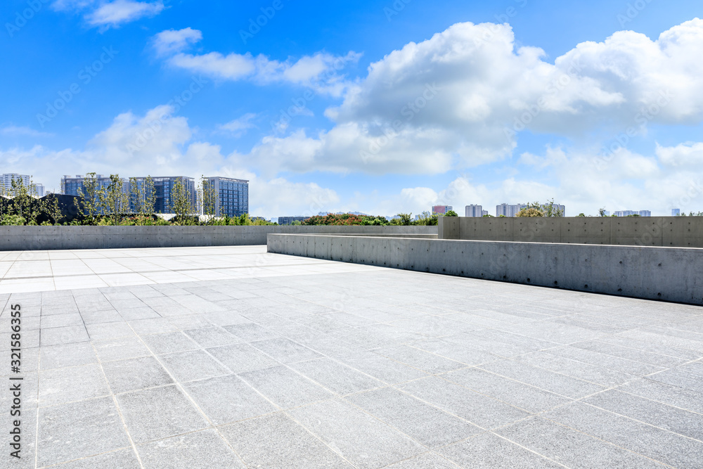 蓝天下的空广场和建筑