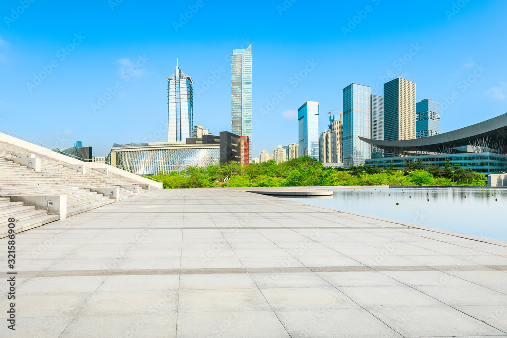 空旷的广场层和深圳城市的建筑风光，中国。