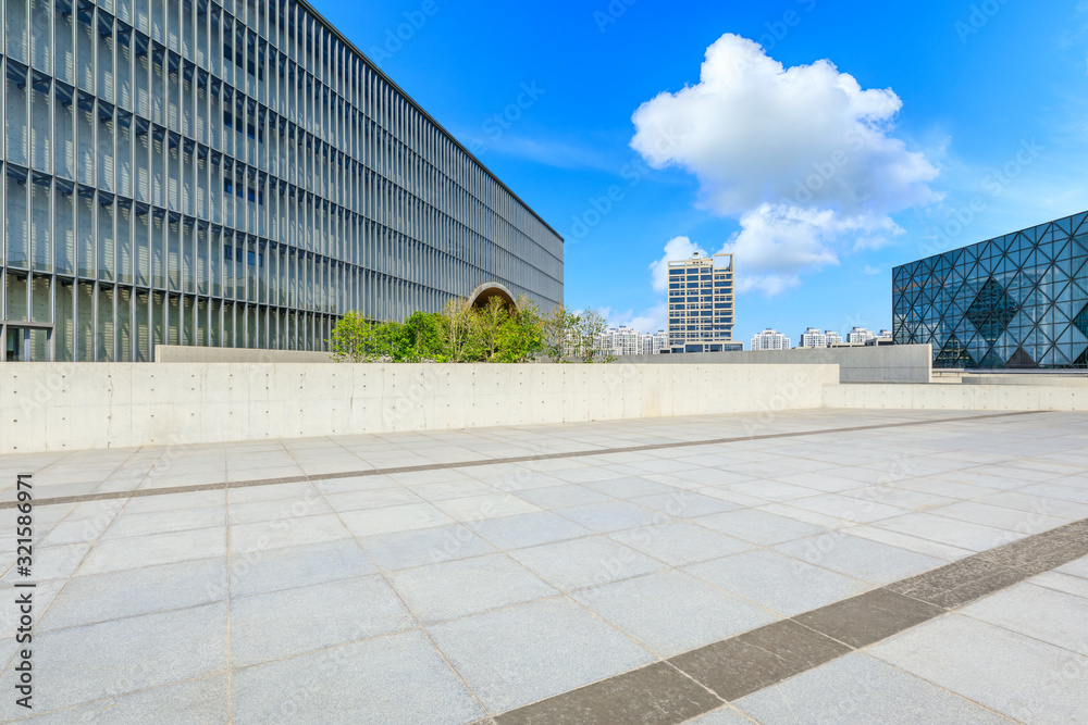 中国，空旷的广场和上海城市天际线。