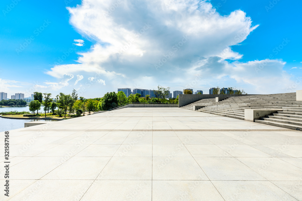 蓝天下的空广场和建筑