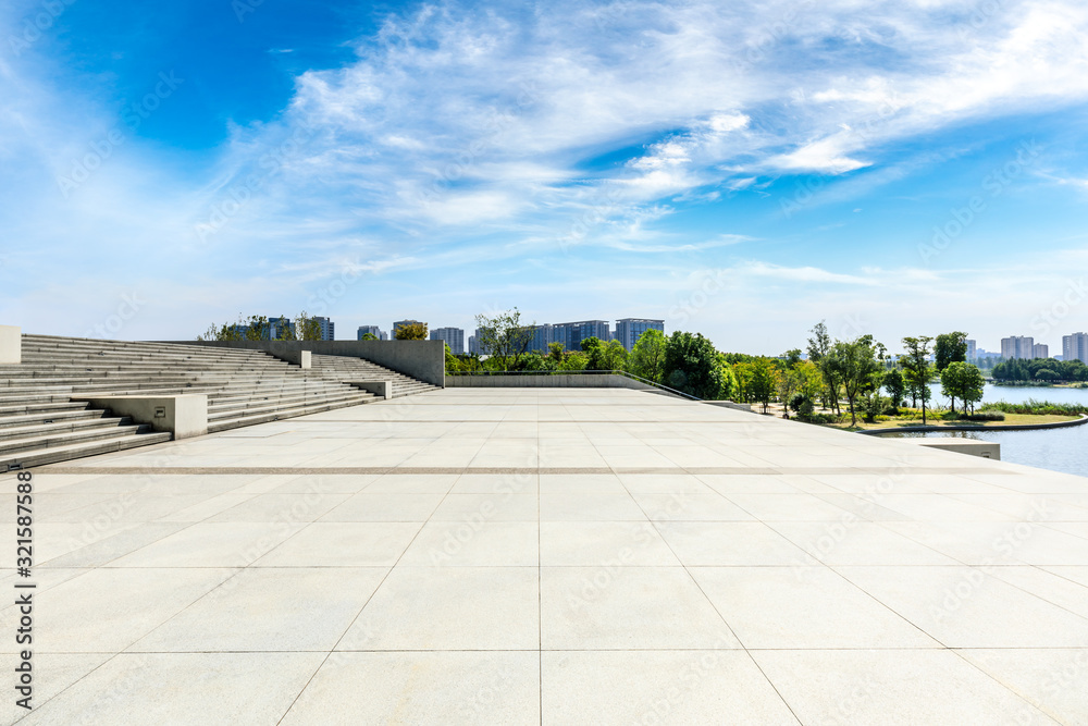 蓝天下的空广场和建筑