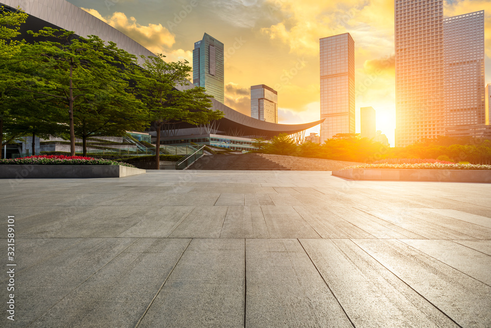 空旷的广场层和深圳城市的建筑风光，中国。