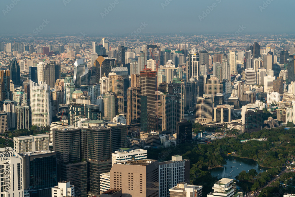 泰国曼谷市的城市景观和天际线。曼谷是最大的城市，也是最热门的旅游城市