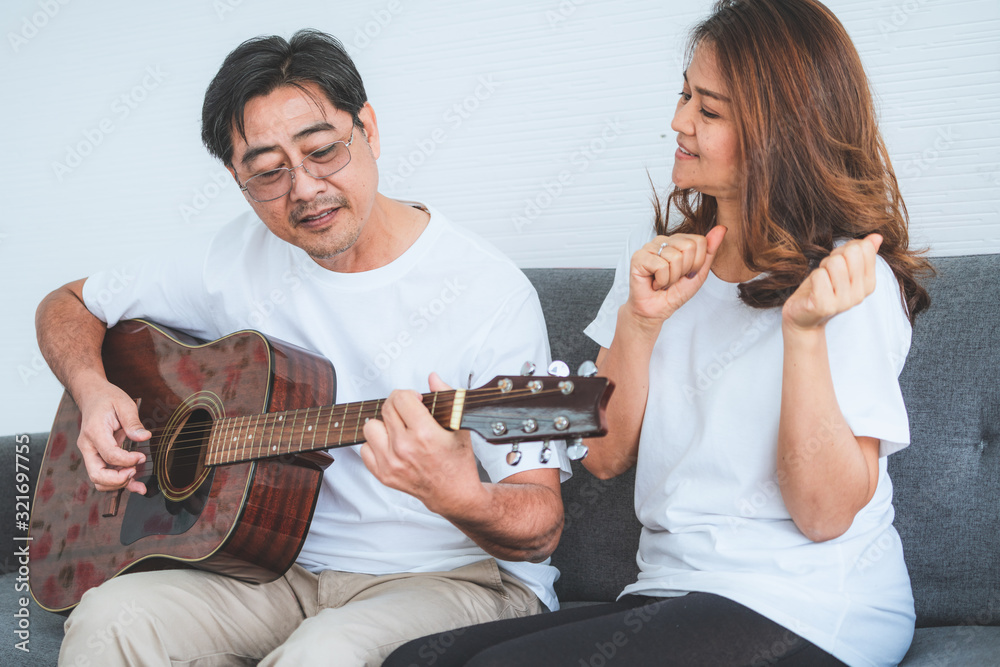 幸福的亚洲老年夫妇在家度过美好时光。老年人退休，健康的老年人