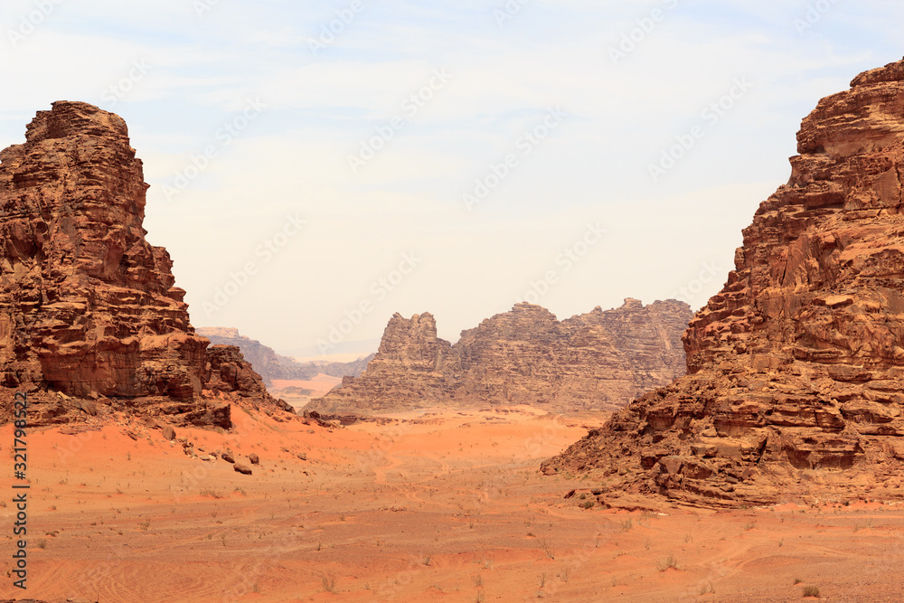 Wadi Rum沙漠全景，有沙丘、山脉和沙子，看起来像约旦的火星表面