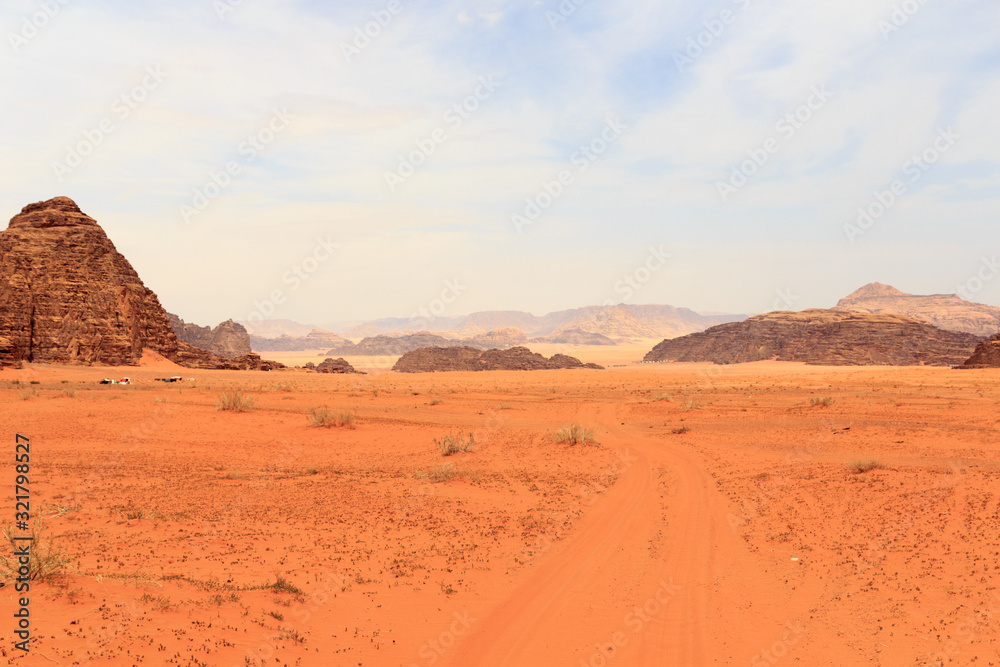 Wadi Rum沙漠全景，沙丘、山脉和沙子看起来像约旦的火星表面