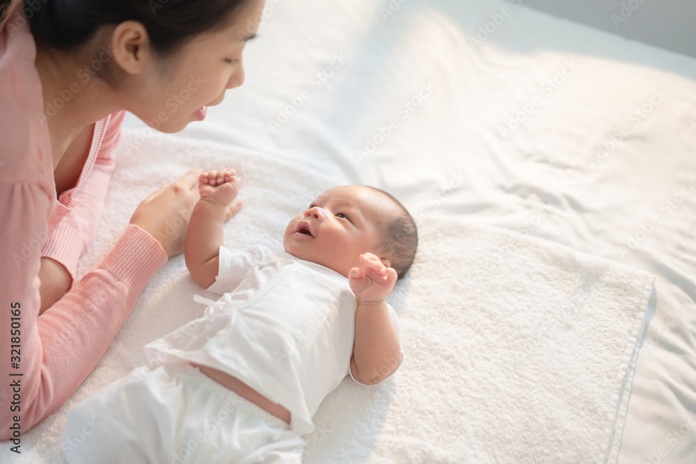 新生儿与妈妈交谈