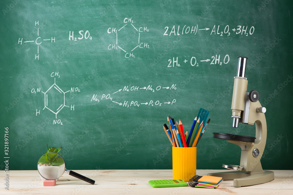 教育理念——礼堂桌子上的显微镜，黑板背景