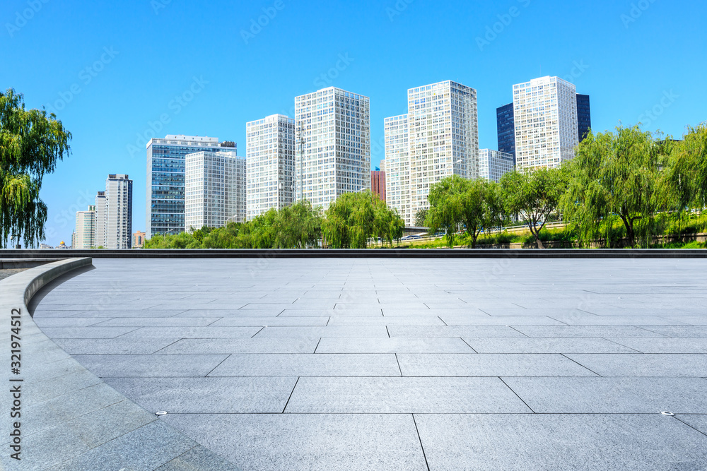 中国北京的空置广场楼层和城市商业建筑场景。