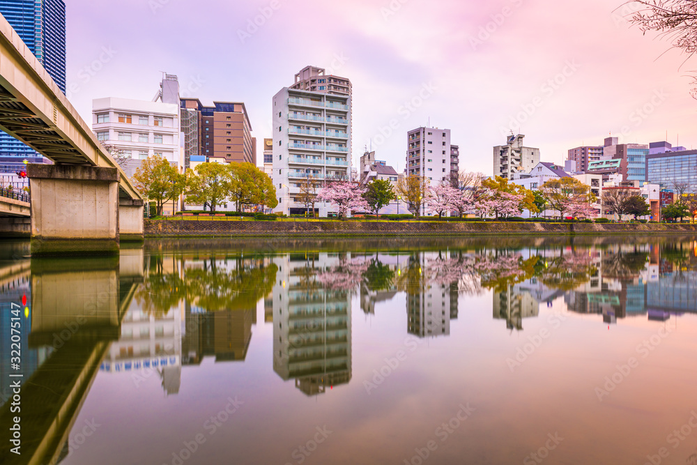 日本广岛恩科河畔的市中心城市景观